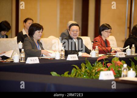 (140211) -- NANJING, 11. Februar 2014 (Xinhua) -- Wang Yu-Chi (C Front), Taiwans Chef für Festlandangelegenheiten, spricht während des formellen Treffens mit Zhang Zhijun (nicht abgebildet), Leiter des Büros für Taiwan-Angelegenheiten des Staatsrats, in Nanjing, der Hauptstadt der ostchinesischen Provinz Jiangsu, am 11. Februar 2014. Das chinesische Festland und Taiwans Chefbeamte, die für Angelegenheiten jenseits der Straße zuständig sind, trafen sich hier am 11. Februar Nachmittag zum ersten Mal seit 1949. (Xinhua/Shen Peng) (lfj) (FOCUS)CHINA-NANJING-WANG YU-CHI-FESTLAND BESUCH (CN) PUBLICATIONxNOTxINxCHN Nanjing 11. Februar 2014 XINHUA Wang Yu Chi C Front TAIWAN S Festland Stockfoto