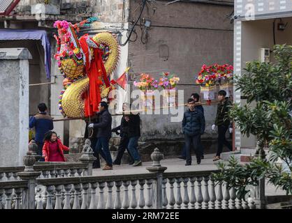 (140211) -- PUJIANG, 11. Februar 2014 (Xinhua) -- Dorfbewohner, die Bänke halten, nehmen an einem Drachenlaternen-Tanz im Dorf Jingwu der Stadt Baima im Bezirk Pujiang, Provinz Zhejiang, im Osten Chinas, 11. Februar 2014 Teil. Die Drachenlaterne bestand aus einfachen Bänken und Laternen. Die Einheimischen nehmen am Tanz für Glück und Glück im neuen Jahr Teil. Die Einheimischen nehmen am Tanz für Glück und Glück im neuen Jahr Teil. Der Volksbrauch stammt aus der Tang-Dynastie (618–907) und wurde 2006 in die erste Reihe von Chinas Liste immaterieller Kulturgüter aufgenommen. (Xinhua/Xu Yu Stockfoto