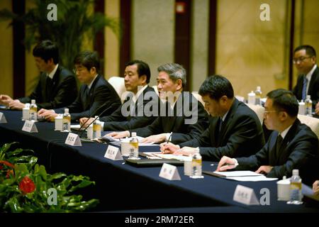 (140211) -- NANJING, 11. Februar 2014 (Xinhua) -- Zhang Zhijun (3. R Front), Leiter des Büros für Taiwan-Angelegenheiten des Staatsrats, spricht während des formellen Treffens mit Wang Yu-Chi (nicht abgebildet), Taiwans Chef für Festlandangelegenheiten, in Nanjing, der Hauptstadt der ostchinesischen Provinz Jiangsu, am 11. Februar 2014. Das chinesische Festland und Taiwans Chefbeamte, die für Angelegenheiten jenseits der Straße zuständig sind, trafen sich hier am 11. Februar Nachmittag zum ersten Mal seit 1949. (Xinhua/Shen Peng) (lfj) (FOCUS)CHINA-NANJING-WANG YU-CHI-FESTLAND VISIT (CN) PUBLICATIONxNOTxINxCHN Nanjing 11. Februar 2014 XINHUA Zhang Zhijun 3. R Front Head of Stockfoto