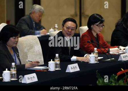 (140211) -- NANJING, 11. Februar 2014 (Xinhua) -- Wang Yu-Chi (C Front), Taiwans Chef für Festlandangelegenheiten, hält eine Eröffnungsrede während des formellen Treffens mit Zhang Zhijun (nicht abgebildet), Leiter des Büros für Taiwan-Angelegenheiten des Staatsrats, in Nanjing, der Hauptstadt der ostchinesischen Provinz Jiangsu, am 11. Februar 2014. Das chinesische Festland und Taiwans Chefbeamte, die für Angelegenheiten jenseits der Straße zuständig sind, trafen sich hier am 11. Februar Nachmittag zum ersten Mal seit 1949. (Xinhua/Shen Bohan) (lfj) (FOCUS)CHINA-NANJING-WANG YU-CHI-FESTLAND BESUCH (CN) PUBLICATIONxNOTxINxCHN Nanjing 11. Februar 2014 XINHUA Wang Yu Chi C Fr. Stockfoto