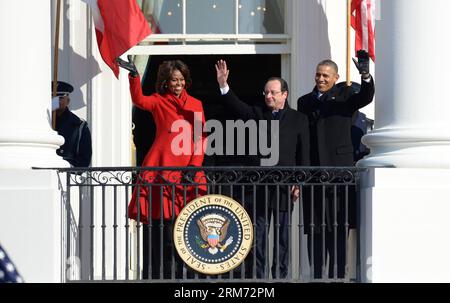 (140211) -- WASHINGTON, 11. Februar 2014 (Xinhua) -- US-Präsident Barack Obama (R), First Lady Michelle Obama (L) und Besuch des französischen Präsidenten Francois Hollande während einer Begrüßungszeremonie auf dem Südrasen des Weißen Hauses in Washington D.C., der Hauptstadt der Vereinigten Staaten, Fed. 11, 2014. Barack Obama begrüßte am Dienstag seinen französischen Amtskollegen Francois Hollande im Weißen Haus mit Fanfare und herzlichem Lob für bilaterale Beziehungen. Der französische Führer wurde an einem sonnigen und kühlen Morgen mit Trompetenfanfaren und einem Gruß mit 21 Kanonen begrüßt, für seinen Staatsbesuch in den Vereinigten Staaten, der erste von einem Franzosen Stockfoto