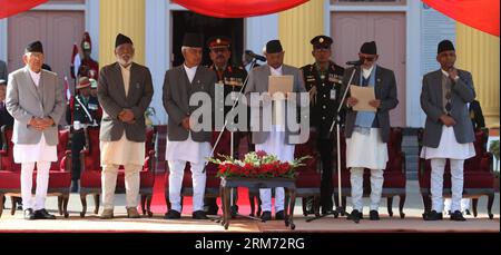 (140211) -- KATHMANDU, 11. Februar 2014 (Xinhua) -- Nepals neu gewählte Premierministerin Sushil Koirala (Front, 2. R) leistet im Präsidentenbüro in Kathmandu, Nepal, 11. Februar 2014, den Amtseid und die Geheimhaltung von Präsident RAM Baran Yadav (Front, 3. R). Der Präsident der Republik Kongo, Sushil Koirala, wurde am Montag zum Premierminister des Landes gewählt, und die UML hatte die Regierung stark unterstützt. Koirala, der am Dienstagnachmittag den Amtseid und die Geheimhaltung des Präsidenten ablegt, hat es versäumt, die Minister der UML in die Regierung zu bringen. (Xinhua/Sunil Sharma) (djj) NEPAL-KATHMANDU-PM-OATH CEREMONY PUBLICATIONxNOTxINxCHN Kathman Stockfoto