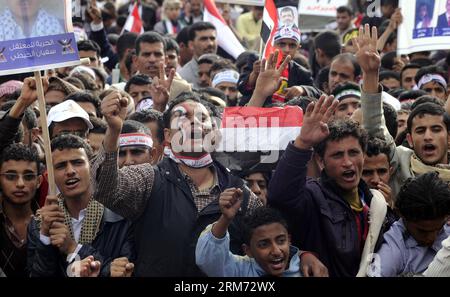 (140211) -- SANAA, 11. Februar 2014 (Xinhua) -- jemenitische Menschen nehmen am 11. Februar 2014 an einer Festveranstaltung in Sanaa, Jemen, Teil. Zehntausende von jemenitischen Menschen nahmen an der Veranstaltung zum Gedenken an den dritten Jahrestag der Revolution von 2011 Teil, die den ehemaligen Präsidenten Ali Abdullah Saleh zum Rücktritt zwang. (Xinhua/Mohammed Mohammed) JEMEN-SANAA-REVOLUTION-JAHRESTAG-FEIER PUBLICATIONxNOTxINxCHN SANAA 11. Februar 2014 XINHUA Jemeniten nehmen an einer Feier in Sanaa Jemen Teil AM 11. Februar 2014 nahmen Zehntausende Jemeniten an der Veranstaltung zum Gedenken an Ting Teil Stockfoto