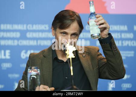 (140211) -- BERLIN, 11. Februar 2014 (Xinhua) -- der Dänisch-amerikanische Schauspieler Viggo Mortensen nimmt am 11. Februar 2013 an einer Pressekonferenz Teil, um den Film The Two Faces of January auf dem 64. Berlinale International Film Festival in Berlin zu promoten. (Xinhua/Zhang Fan) DEUTSCHLAND-BERLIN-FILM FESTIVAL-VIGGO MORTENSEN PUBLICATIONxNOTxINxCHN Berlin 11. Februar 2014 XINHUA der dänische amerikanische Schauspieler Viggo Mortensen nimmt AM 11. Februar 2013 AM 64. Berlinale International Film Festival in Berlin Deutschland an einer Pressekonferenz zur Förderung des Films die zwei Gesichter des Januar Teil Stockfoto