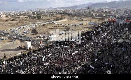 (140211) -- SANAA, 11. Februar 2014 (Xinhua) -- jemenitische Menschen nehmen am 11. Februar 2014 an einer Festveranstaltung in Sanaa, Jemen, Teil. Zehntausende von jemenitischen Menschen nahmen an der Veranstaltung zum Gedenken an den dritten Jahrestag der Revolution von 2011 Teil, die den ehemaligen Präsidenten Ali Abdullah Saleh zum Rücktritt zwang. (Xinhua/Mohammed Mohammed) JEMEN-SANAA-REVOLUTION-JAHRESTAG-FEIER PUBLICATIONxNOTxINxCHN SANAA 11. Februar 2014 XINHUA Jemeniten nehmen an einer Feier in Sanaa Jemen Teil AM 11. Februar 2014 nahmen Zehntausende Jemeniten an der Veranstaltung zum Gedenken an Ting Teil Stockfoto