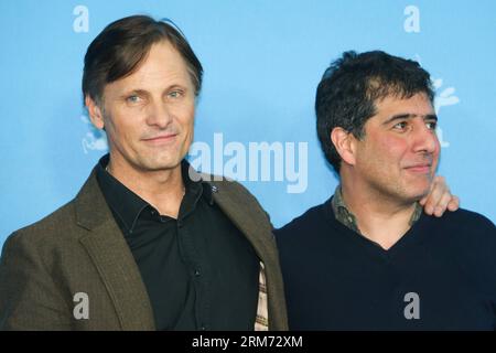 (140211) -- BERLIN, 11. Februar 2014 (Xinhua) -- der Dänisch-amerikanische Schauspieler Viggo Mortensen (L) und der iranisch-britische Regisseur Hossein Amini posieren für Fotos während eines Fotobesuchs, um den Film The Two Faces of January auf dem 64. Berlinale International Film Festival in Berlin am 11. Februar 2013 zu bewerben. (Xinhua/Zhang Fan) DEUTSCHLAND-BERLIN-FILM FESTIVAL-VIGGO MORTENSEN PUBLICATIONxNOTxINxCHN Berlin 11. Februar 2014 XINHUA der dänische amerikanische Schauspieler Viggo Mortensen l und der iranische britische Regisseur Hossein Amini posieren während eines Fotogesprächs zur Förderung des Films die beiden Gesichter des Januar AUF der 64. Berlinale Stockfoto