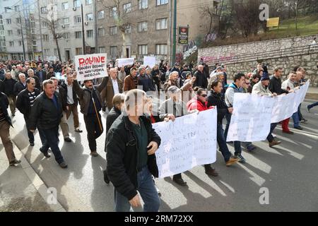 (140211) -- SARAJEVO, 11. Februar 2014 (Xinhua) -- Menschen protestieren am 11. Februar 2014 im Zentrum von Sarajevo, Bosnien und Herzegowina (Bosnien und Herzegowina). Bis zu 1.500 Menschen protestierten vor dem Vorsitz und dem Regierungsgebäude der Föderation Bosnien und Herzegowina zu friedlichen Demonstrationen. (Xinhua/Haris Memija) BOSNIEN UND HERZEGOWINA-SARAJEVO-PROTESTE PUBLICATIONxNOTxINxCHN Sarajevo 11. Februar 2014 Proteste von Prominenten von XINHUA in Zentralsarajevo Bosnien und Herzegowina BIH AM 11. Februar 2014 protestierten bis zu 1 500 Prominente vor dem Vorsitz und dem Regierungsgebäude der Föderation von BIH XI Stockfoto