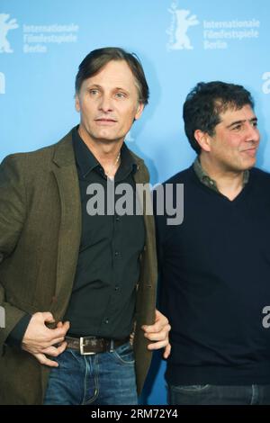 (140211) -- BERLIN, 11. Februar 2014 (Xinhua) -- der Dänisch-amerikanische Schauspieler Viggo Mortensen (L) und der iranisch-britische Regisseur Hossein Amini posieren für Fotos während eines Fotobesuchs, um den Film The Two Faces of January auf dem 64. Berlinale International Film Festival in Berlin am 11. Februar 2013 zu bewerben. (Xinhua/Zhang Fan) DEUTSCHLAND-BERLIN-FILM FESTIVAL-VIGGO MORTENSEN PUBLICATIONxNOTxINxCHN Berlin 11. Februar 2014 XINHUA der dänische amerikanische Schauspieler Viggo Mortensen l und der iranische britische Regisseur Hossein Amini posieren während eines Fotogesprächs zur Förderung des Films die beiden Gesichter des Januar AUF der 64. Berlinale Stockfoto