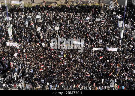 (140211) -- SANAA, 11. Februar 2014 (Xinhua) -- jemenitische Menschen nehmen am 11. Februar 2014 an einer Festveranstaltung in Sanaa, Jemen, Teil. Zehntausende von jemenitischen Menschen nahmen an der Veranstaltung zum Gedenken an den dritten Jahrestag der Revolution von 2011 Teil, die den ehemaligen Präsidenten Ali Abdullah Saleh zum Rücktritt zwang. (Xinhua/Mohammed Mohammed) JEMEN-SANAA-REVOLUTION-JAHRESTAG-FEIER PUBLICATIONxNOTxINxCHN SANAA 11. Februar 2014 XINHUA Jemeniten nehmen an einer Feier in Sanaa Jemen Teil AM 11. Februar 2014 nahmen Zehntausende Jemeniten an der Veranstaltung zum Gedenken an Ting Teil Stockfoto