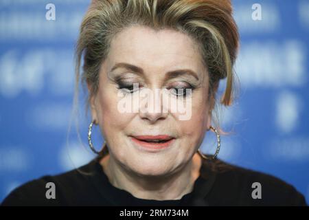 (140211) -- BERLIN, 11. Februar 2014 (Xinhua) -- die französische Schauspielerin Catherine Deneuve nimmt am 11. Februar 2013 an einer Pressekonferenz zur Förderung des Films im Innenhof auf dem 64. Berlinale International Film Festival in Berlin Teil. (Xinhua/Zhang Fan) DEUTSCHLAND-BERLIN-FILM FESTIVAL-CATHERINE DENEUVE PUBLICATIONxNOTxINxCHN Berlin 11. Februar 2014 XINHUA französische Schauspielerin Catherine Deneuve nimmt AM 11. Februar 2013 an einer Pressekonferenz zur Förderung des Films im Innenhof AUF dem 64. Berlinale International Film Festival in Berlin Teil Stockfoto