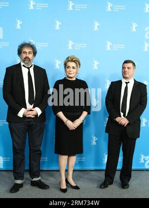 (140211) -- BERLIN, 11. Februar 2014 (Xinhua) -- (L-R) der französische Schauspieler Gustave Kervern, die französische Schauspielerin Catherine Deneuve und der französische Regisseur Pierre Salvadori posieren für Fotos während eines Fotogesprächs zur Förderung des Films im Innenhof beim 64. Berlinale International Film Festival in Berlin, Deutschland, am 11. Februar 2013. (Xinhua/Zhang Fan) DEUTSCHLAND-BERLIN-FILM FESTIVAL-CATHERINE DENEUVE PUBLICATIONxNOTxINxCHN Berlin 11. Februar 2014 XINHUA l r französischer Schauspieler Gustave Kervern französische Schauspielerin Catherine Deneuve und der französische Regisseur Pierre Salvadori posieren für Fotos während eines Fotogesprächs zur Förderung des Films im Cou Stockfoto