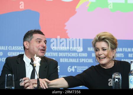 (140211) -- BERLIN, 11. Februar 2014 (Xinhua) -- die französische Schauspielerin Catherine Deneuve (R) und der französische Regisseur Pierre Salvadori nehmen am 11. Februar 2013 an einer Pressekonferenz zur Förderung des Films im Innenhof des 64. Berlinale International Film Festivals in Berlin Teil. (Xinhua/Zhang Fan) DEUTSCHLAND-BERLIN-FILM FESTIVAL-CATHERINE DENEUVE PUBLICATIONxNOTxINxCHN Berlin 11. Februar 2014 XINHUA die französische Schauspielerin Catherine Deneuve r und der französische Regisseur Pierre Salvadori nehmen AM 64. Berlinale International Film Festival in Berlin AM 2. An einer Pressekonferenz zur Förderung des Films im Innenhof Teil Stockfoto