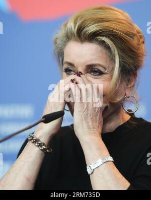 (140211) -- BERLIN, 11. Februar 2014 (Xinhua) -- die französische Schauspielerin Catherine Deneuve nimmt am 11. Februar 2013 an einer Pressekonferenz zur Förderung des Films im Innenhof auf dem 64. Berlinale International Film Festival in Berlin Teil. (Xinhua/Zhang Fan) DEUTSCHLAND-BERLIN-FILM FESTIVAL-CATHERINE DENEUVE PUBLICATIONxNOTxINxCHN Berlin 11. Februar 2014 XINHUA französische Schauspielerin Catherine Deneuve nimmt AM 11. Februar 2013 an einer Pressekonferenz zur Förderung des Films im Innenhof AUF dem 64. Berlinale International Film Festival in Berlin Teil Stockfoto