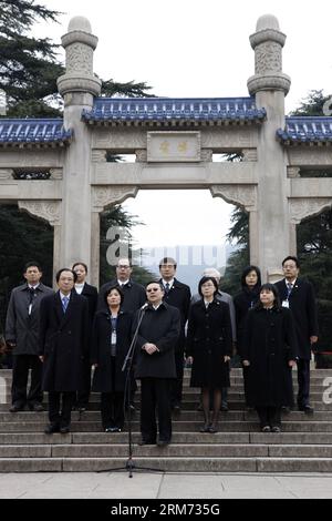 (140212) -- NANJING, 12. Februar 2014 (Xinhua) -- Wang Yu-Chi (Front), Taiwans Chef für Festlandangelegenheiten, hält eine Rede auf dem Bo-ai-Platz, während er seine Delegation führt, um Dr. Sun Yat-sens Mausoleum in Nanjing, der Hauptstadt der ostchinesischen Provinz Jiangsu, am 12. Februar 2014 zu besuchen. (Xinhua/Shen Bohan) (lfj) CHINA-NANJING-WANG YU-CHI-FESTLANDBESUCH (CN) PUBLICATIONxNOTxINxCHN Nanjing 12. Februar 2014 XINHUA Wang Yu Chi Front TAIWAN S Mainland Affairs Chief hält eine Rede AUF dem Bo AI Platz, während er seine Delegation zum Besuch von Dr. Sun Yat Sen S Mausoleum in Nanjing Hauptstadt der ostchinesischen Provinz JIANGSU führt F Stockfoto