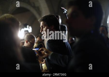 (140212) -- OTTAWA, (Xinhua) -- der Führer der Liberalen Partei Justin Tudeau spricht mit Reportern über den neuen Bundeshaushalt, der vom Finanzminister Jim Flaherty am Parliament Hill in Ottawa, Kanada, am 11. Februar 2014 vorgestellt wurde. Jim Flaherty stellte am Dienstag einen Bundeshaushalt vor, der 2015 einen Überschuss prognostiziert. (Xinhua/David Kawai) KANADA-OTTAWA-BUDGET PUBLICATIONxNOTxINxCHN Ottawa XINHUA Liberal Party Leader Justin spricht mit Reportern über den neuen Bundeshaushalt, der von Finanzministern Jim Flaherty AUF DEM Parliament Hill in Ottawa Kanada vorgestellt wurde 11. Februar 2014 Jim Flaherty stellte AM Dienstag ein Projekt des Bundeshaushalts vor Stockfoto