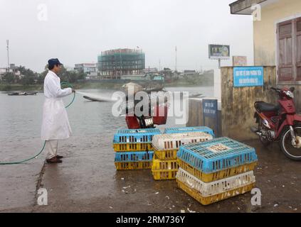 (140212) -- HANOI, 12. Februar 2014 (Xinhua) -- ein epidemisches Präventionspersonal desinfiziert lebende Geflügelprodukte, die auf einem Markt in der Stadt Dong Ha, Provinz Quang Tri, Vietnam, 12. Februar 2014 verkauft werden. Die Zentralprovinz Quang Tri führt derzeit eine Reihe von Maßnahmen durch, um die Ausbreitung der Vogelgrippe zu verhindern. (Xinhua/VNA)(zhf) VIETNAM-QUANG TRI-BIRD GRIPPE-PRÄVENTION PUBLICATIONxNOTxINxCHN Hanoi Feb 12 2014 XINHUA an epidemische Prävention Personal DESINECT Live verkauft AUF einem Markt in Dong Ha Stadt Provinz Quang TRI Vietnam Feb 12 2014 die Zentralprovinz Quang TRI führt eine Reihe von Maßnahmen zur Prävention der s durch Stockfoto