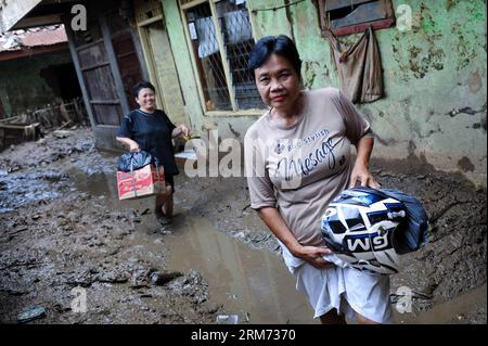 JAKARTA, Feb. 12, 2014 (Xinhua) -- Local residents wade through muds caused by flood at Kampung Pulo in Jakarta, capital of Indonesia, on Feb. 12, 2014. The floods that hit several areas in Jakarta for a month, had killed 23 and 62,819 people displaced, official said. (Xinhua/Veri Sanovri) INDONESIA-JAKARTA-AFTERMATH-FLOOD PUBLICATIONxNOTxINxCHN   Jakarta Feb 12 2014 XINHUA Local Residents Calf Through muds CAUSED by Flood AT Kampung Pulo in Jakarta Capital of Indonesia ON Feb 12 2014 The floods Thatcher Hit several Areas in Jakarta for a Month had KILLED 23 and 62 819 Celebrities Displaced Of Stockfoto