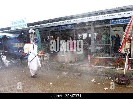 (140212) -- HANOI, 12. Februar 2014 (Xinhua) -- ein Epidemiepräventionspersonal desinfiziert einen Geflügelmarkt in der Stadt Dong Ha, Provinz Quang Tri, Vietnam, 12. Februar 2014. Die Zentralprovinz Quang Tri führt derzeit eine Reihe von Maßnahmen durch, um die Ausbreitung der Vogelgrippe zu verhindern. (Xinhua/VNA)(zhf) VIETNAM-QUANG TRI-BIRD GRIPPE-PRÄVENTION PUBLICATIONxNOTxINxCHN Hanoi 12. Februar 2014 XINHUA zu Epidemie Prävention Personal DESINFIZIEREN einen lebenden Geflügelmarkt in der Stadt Dong Ha Provinz Quang TRI Vietnam 12. Februar 2014 die Zentralprovinz Quang TRI führt eine Reihe von Maßnahmen zur Verhinderung der Ausbreitung von BI Stockfoto