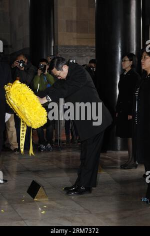 (140212) -- NANJING, 12. Februar 2014 (Xinhua) -- Wang Yu-Chi, Taiwans Chef für Festlandangelegenheiten, bietet der Statue von Dr. Sun Yat-sen einen Kranz an, während er sein Mausoleum in Nanjing, der Hauptstadt der ostchinesischen Provinz Jiangsu, am 12. Februar 2014 besucht. (Xinhua/Shen Bohan) (lfj) CHINA-NANJING-WANG YU-CHI-FESTLANDBESUCH (CN) PUBLICATIONxNOTxINxCHN Nanjing 12. Februar 2014 XINHUA Wang Yu Chi TAIWAN S Mainland Affairs Chief BIETET der Statue von Dr. Sun Yat Sen einen Besuch seines Mausoleums in Nanjing Hauptstadt von Ostchina S JIANGSU Provinz 12. Februar 2014 XINHUA Bohan China an Nanjing Wang Yu Chi Festland Besuch C Stockfoto