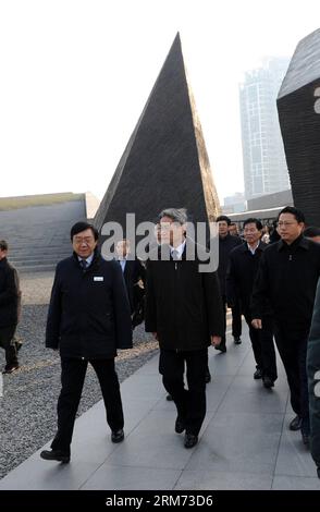 (140212) -- NANJING, 12. Februar 2014 (Xinhua) -- Zhang Zhijun (C), Leiter des Büros für taiwanesische Angelegenheiten des Staatsrats, besucht die Gedenkhalle der Opfer des Massakers von japanischen Invasoren in Nanjing, Hauptstadt der ostchinesischen Provinz Jiangsu, am 12. Februar 2014. (Xinhua/Sun CAN) (hdt) CHINA-NANJING-NANJING-MASSAKER-ZHANG ZHIJUN-VISIT (CN) PUBLICATIONxNOTxINxCHN Nanjing 12. Februar 2014 XINHUA Zhang Zhijun C Leiter des Büros für TAIWAN-Angelegenheiten besucht die Gedenkhalle der Opfer des Massakers in Nanjing durch japanische Invasoren in Nanjing Hauptstadt der Ostchinesischen Provinz Jiangsu 12. Februar 201 Stockfoto