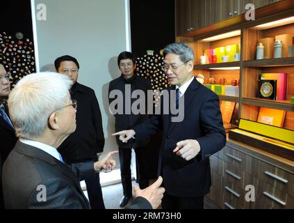 (140212) -- NANJING, 12. Februar 2014 (Xinhua) -- Zhang Zhijun (R), Leiter des Büros für Taiwan-Angelegenheiten des Staatsrats, spricht mit einem Investor aus China, während er ein taiwanesisch finanziertes Unternehmen in Nanjing, der Hauptstadt der ostchinesischen Provinz Jiangsu, am 12. Februar 2014 besucht. (Xinhua/Sun CAN) (hdt) CHINA-NANJING-ZHANG ZHIJUN-VISIT (CN) PUBLICATIONxNOTxINxCHN Nanjing 12. Februar 2014 XINHUA Zhang Zhijun r Leiter des Büros für TAIWAN-Angelegenheiten des Staatsrats spricht mit einem Investor aus China S TAIWAN, während er ein taiwanesisches finanziertes Unternehmen in Nanjing, Hauptstadt von Ostchina, Provinz JIINANGSU, 12. Februar 2014 besucht Stockfoto