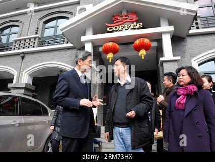 (140212) -- NANJING, 12. Februar 2014 (Xinhua) -- Zhang Zhijun (1. L), Leiter des Büros für Taiwan-Angelegenheiten des Staatsrats, spricht mit einem Investor aus China, während er ein taiwanesisch finanziertes Cateringunternehmen in Nanjing, der Hauptstadt der ostchinesischen Provinz Jiangsu, am 12. Februar 2014 besucht. (Xinhua/Sun CAN) (hdt) CHINA-NANJING-ZHANG ZHIJUN-VISIT (CN) PUBLICATIONxNOTxINxCHN Nanjing 12. Februar 2014 XINHUA Zhang Zhijun 1. L Leiter des Büros für TAIWAN-Angelegenheiten des Staatsrats spricht mit einem Investor aus China S TAIWAN während eines Besuchs eines taiwanesischen Cateringunternehmens in Nanjing, Hauptstadt von Ostchchina, S Jian Stockfoto