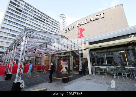 (140213) -- BERLIN, 13. Februar 2014 (Xinhua) -- Menschen gehen am 12. Februar 2014 aus dem Zoo Palast Kino in Berlin. Das als Heimat der Berlinale bekannte Berliner Zoo Palast Cinema war von 1957 bis 1999 der Hauptort der Berlinale. Nach umfangreichen Renovierungsarbeiten seit Ende 2010 wurde das Kino am 27. November 2013 wieder eröffnet und 2014 wieder zu einem wichtigen Standort für das 64. Berlinale International Film Festival. (Xinhua/Zhang Fan) GERMANY-BERLIN-ZOO PALAST CINEMA PUBLICATIONxNOTxINxCHN Berlin 13. Februar 2014 XINHUA Prominente gehen AM 12. Februar 2014 aus dem Zoo Palace Cinema in Berlin Stockfoto