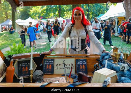 Breslau, Breslau, Polen. 26. August 2023. Traditionell erstellen die Teilnehmer während der Fantasy Days in WrocÅ‚aw fantastische Kostüme, spielen die Rolle von Helden aus verschiedenen Welten und nehmen sie mit in die Welten der Fantasie. In PIC: Ewelina Wyspianska-Trojniarz, Autorin des Buches Ritual of Blood (Bild: © Krzysztof Zatycki/ZUMA Press Wire) NUR REDAKTIONELLE VERWENDUNG! Nicht für kommerzielle ZWECKE! Stockfoto