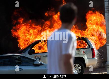 (CARACAS, 12. Februar 2014 - Ein Auto brennt bei Zusammenstößen zwischen Demonstranten und Sicherheitspolizei in Caracas, der Hauptstadt Venezuelas, am 12. Februar 2014. Mindestens 2 Menschen starben und 23 wurden verletzt, als die rivalisierenden Proteste im Zusammenhang mit der sich verschärfenden Wirtschaftskrise Venezuelas am Mittwoch zu Gewalt ausbrachen, sagte ein Staatsanwalt. (Xinhua/Boris Vergara) VENEZUELA-CARACAS-GESELLSCHAFT-PROTEST PUBLICATIONxNOTxINxCHN Caracas 12. Februar 2014 ein Auto brennt während der Zusammenstöße zwischen Demonstrant und Sicherheitspolizei in der Hauptstadt Caracas von Venezuela AM 12. Februar 2014 starben mindestens 2 Prominente und 23 wurden verletzt, da ein rivalisierender Protest in Verbindung gebracht wurde Stockfoto