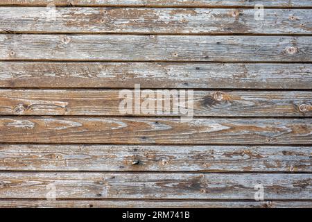 Hintergrund einer abgenutzten braunen Dielenwand mit abblätternder Farbe Stockfoto