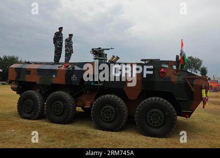 26. August 2023, Srinagar Kashmir, Indien: Soldaten der indischen paramilitärischen Central Reserve Police Force (CRPF) stehen auf einem ausgeklügelten Fahrzeug während einer Vorführung der beiden neuesten Fahrzeuge, die vom CRPF in Lethpora in Pulwama, 20 km südlich von Srinagar, eingesetzt wurden. Die CRPF führte in Indien gepanzerte Fahrzeuge der Amphibienplattform (WHAP) und der Krisenreaktionsfahrzeuge (CSRV) für Einsatzzwecke in Kaschmir ein, einschließlich der Lage, Gesetze und Ordnung zu schaffen und militanten Aktivitäten entgegenzuwirken.das ausgefeilte WHAP-Fahrzeug ist in der Lage, an Land und auch in Sumpfgebieten und -Strömen zu operieren Stockfoto