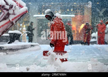 (140213) -- NEW YORK, 13. Februar 2014 (Xinhua) -- Ein Mitarbeiter reinigt Schnee am Times Square in Midtown Manhattan, New York City, 13. Februar 2014. Der Wintersturm aus den südlichen bundesstaaten der USA hat am Donnerstag schweren Schnee und eisigen Graupel in den Nordosten gebracht, Bundesbehörden, Schulen und Flughäfen geschlossen und eine halbe Million Menschen ohne Strom gelassen. Bis Ende Donnerstag wird in den Metropolregionen Philadelphia, New York und Boston mit einem starken Schneefall zwischen 20 und 38 cm gerechnet. Prognosen sagten, dass dieser Wintersturm in vielen Gebieten neben ihm der größte der Saison sein könnte Stockfoto