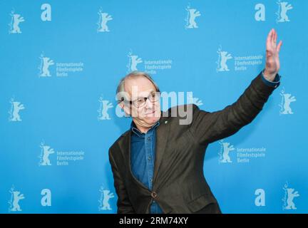 (140213) -- BERLIN, 13. Februar 2014 (Xinhua) -- der britische Regisseur Ken Loach posiert für Fotos während eines Fotogesprächs, als er den Goldenen Ehrenbären für seine herausragenden Leistungen im Filmgeschäft auf den 64. Berlinale International Film Festival in Berlin am 13. Februar 2013 erhält. (Xinhua/Zhang Fan) DEUTSCHLAND-BERLIN-FILM FASTIVAL-HONORARY GOLDEN BÄR PUBLICATIONxNOTxINxCHN Berlin 13. Februar 2014 XINHUA britischer Regisseur Ken Loach posiert für Fotos während eines Fotobesuchs, als er den Honorary Golden Bär für seine herausragenden Leistungen im Filmgeschäft AUF der 64. Berlinale Internati erhält Stockfoto