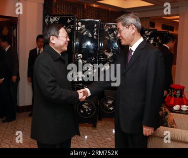 (140214) -- SHANGHAI, 13. Februar 2014 (Xinhua) -- Zhang Zhijun (R), Leiter des Büros für Taiwan-Angelegenheiten des Staatsrats (SCTAO), gibt Wang Yu-Chi, Taiwans Chef für Festlandangelegenheiten, während ihres Gesprächs in einem Café im Peace Hotel von Shanghai, Ostchina, am 13. Februar 2014 die Hand. Das Treffen führte das Vermächtnis eines weiteren historischen Treffens an derselben Stelle im Jahr 1998 fort. Vor sechzehn Jahren, am 14. Oktober 1998, trafen sich Wang Daohan, der damalige Präsident der auf dem Festland ansässigen Association for Relations Across the Taiwan Straits (ARATS), und Koo Chen-Fu, Vorsitzender der Taiwan Straits Exchange Foundation (SEF) im Hotel. Stockfoto