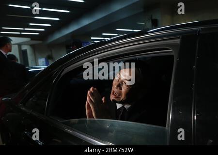 (140214) -- SHANGHAI, 13. Februar 2014 (Xinhua) -- Zhang Zhijun (C), Leiter des Büros für Taiwan-Angelegenheiten des Staatsrats (SCTAO), verabschiedet sich von der Presse nach einem Gespräch mit Wang Yu-Chi (R), dem Chef für Festlandangelegenheiten Taiwans, in einem Café im Peace Hotel in Shanghai, Ostchina, 13. Februar 2014. Das Treffen führte das Vermächtnis eines weiteren historischen Treffens an derselben Stelle im Jahr 1998 fort. Vor sechzehn Jahren, am 14. Oktober 1998, waren Wang Daohan, damals Präsident der auf dem Festland ansässigen Association for Relations Across the Taiwan Straits (ARATS), und Koo Chen-Fu, Vorsitzender der Taiwan Straits Exchange Foundation ( Stockfoto