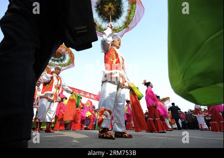 (140214) -- YINCHUAN, 14. Februar 2014 (Xinhua) -- Darsteller nehmen an der Shehuo-Parade Teil, um das Laternenfest in Yinchuan, der Hauptstadt der nordwestchinesischen Autonomen Region Ningxia Hui, am 14. Februar 2014 zu begrüßen. Die Chinesen feiern das Laternenfest am 14. Februar, dem 15. Tag des ersten Monats des chinesischen Mondkalenders. Die Leistung von Shehuo kann auf antike Rituale zurückverfolgt werden, um die Erde zu verehren, von denen sie glauben, dass sie im Gegenzug gute Ernten und Glück bringen könnten. (Xinhua/Li ran) (lfj) CHINA-LATERNE FESTIVAL-SHEHUO PERFORMANCE (CN) PUBLICATIONxNOTxINxCHN Yinchuan 14. Februar 2014 X Stockfoto