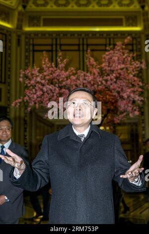 (140214) -- SHANGHAI, 13. Februar 2014 (Xinhua) -- Wang Yu-Chi (C), taiwanesischer Chef für Festlandangelegenheiten, beantwortet Fragen der Presse nach einem Gespräch mit Zhang Zhijun, Leiter des Büros für Taiwan-Angelegenheiten des Staatsrats (SCTAO), in einem Café im Peace Hotel in Shanghai, Ostchina, 13. Februar 2014. Das Treffen führte das Vermächtnis eines weiteren historischen Treffens an derselben Stelle im Jahr 1998 fort. Vor sechzehn Jahren, am 14. Oktober 1998, waren Wang Daohan, damals Präsident der auf dem Festland ansässigen Association for Relations Across the Taiwan Straits (ARATS), und Koo Chen-Fu, Vorsitzender der Taiwan Straits Exchange Foundation ( Stockfoto