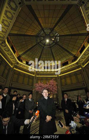 (140214) -- SHANGHAI, 13. Februar 2014 (Xinhua) -- Wang Yu-Chi (C), taiwanesischer Chef für Festlandangelegenheiten, beantwortet Fragen der Presse nach einem Gespräch mit Zhang Zhijun, Leiter des Büros für Taiwan-Angelegenheiten des Staatsrats (SCTAO), in einem Café im Peace Hotel in Shanghai, Ostchina, 13. Februar 2014. Das Treffen führte das Vermächtnis eines weiteren historischen Treffens an derselben Stelle im Jahr 1998 fort. Vor sechzehn Jahren, am 14. Oktober 1998, waren Wang Daohan, damals Präsident der auf dem Festland ansässigen Association for Relations Across the Taiwan Straits (ARATS), und Koo Chen-Fu, Vorsitzender der Taiwan Straits Exchange Foundation ( Stockfoto