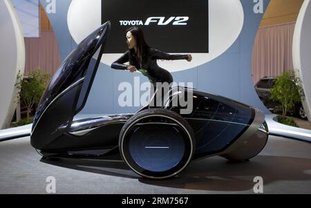 (140214) -- TORONTO, Feb. 13, 2014. (Xinhua) -- A model presents a Toyota FV2 concept car on the media day of the 2014 Canadian International Auto Show at the Metro Toronto Convention Center in Toronto, Canada, Feb. 13, 2014. This year s 11-day Canadian International Auto Show will kick off on Feb. 13, with the display of about 1,000 vehicles from over 125 exhibitors. (Xinhua/Zou Zheng) CANADA-TORONTO-INTERNATIONAL AUTO SHOW PUBLICATIONxNOTxINxCHN   Toronto Feb 13 2014 XINHUA a Model Presents a Toyota  Concept Car ON The Media Day of The 2014 Canadian International Car Show AT The Metro Toront Stockfoto