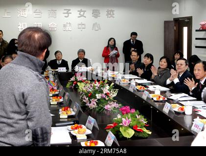 (140214) -- SHANGHAI, 14. Februar 2014 (Xinhua) -- Wang Yu-Chi (2. R), Taiwans Chef für Festlandangelegenheiten, hört einer Rede eines Elternteils zu, während er eine Schule für Kinder taiwanischer Geschäftsleute in Shanghai, Ostchina, besucht, 14. Februar 2014. (Xinhua/Liu Ying) (lfj) CHINA-SHANGHAI-WANG YU-CHI-FESTLAND VISIT (CN) PUBLICATIONxNOTxINxCHN Shanghai 14. Februar 2014 XINHUA Wang Yu Chi 2. r TAIWAN S Mainland Affairs Chief hört einer Rede eines Elternteils zu, als er eine Schule für Kinder taiwanesischer Geschäftsleute in Shanghai Ostchina 14. Februar 2014 XINHUA Liu Ying China besucht Shanghai Wang Yu Chi Festland Stockfoto