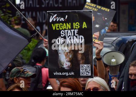 London, Großbritannien. 26. August 2023. Demonstranten in der Oxford Street. Während des National Animal Rights March marschierten Menschenmassen durch das Zentrum Londons und forderten ein Ende aller Formen der Ausbeutung und des Missbrauchs von Tieren sowie zur Unterstützung der Tierrechte und des Veganismus. Quelle: Vuk Valcic/Alamy Live News Stockfoto