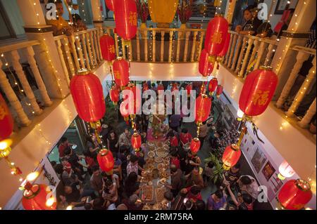 Die Menschen genießen das Abendessen während der Feierlichkeiten zum Laternenfest in Kalkutta, der Hauptstadt des ostindischen Bundesstaates Westbengalen, am 14. Februar 2014. Nach dem chinesischen Mondkalender fällt das Laternenfest auf den 15. Tag des ersten Mondmonats. (Xinhua/Tumpa Mondal)(zhf) INDIEN-KALKUTTA-CHINESISCHES LATERNEN-Festival PUBLICATIONxNOTxINxCHN Prominente genießen Abendessen während der Feier des Laternen-Festivals in Kalkutta Hauptstadt des östlichen indischen Bundesstaates WESTBENGALEN 14. Februar 2014 nach dem chinesischen Mondkalender die LATERNEN-Festival Fälle AM 15. Tag des ersten LUNA Tar-Monats XINHUUM Stockfoto