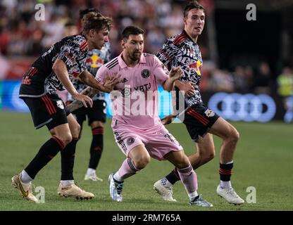 Harrison, USA. 26. August 2023. Spieler der Red Bulls verteidigen sich gegen Leonel Messi (10) von Inter Miami während des regulären MLS-Saisonspiels in der Red Bull Arena in Harrison, New Jersey am 26. August 2023. Das Stadion war ausverkauft, da die Zuschauer Lionel Messi bei den Spielen beobachten wollten. Inter gewann 2 - 0. (Foto: Lev Radin/SIPA USA) Credit: SIPA USA/Alamy Live News Stockfoto