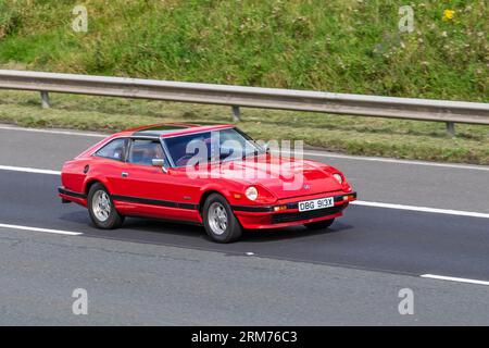 1982 80er Jahre Red Datsun 280 ZX Targa Auto Benzinmotor 2753 ccm, Z-Car Coupé; Fahrt auf der Autobahn M6 im Großraum Manchester, Großbritannien Stockfoto