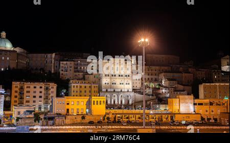 Ancona ist die Hauptstadt der Marken. Es ist bekannt für seine Strände und die Kathedrale von Ancona auf einem Hügel. Im Zentrum der Stadt befindet sich die Schriftart Stockfoto