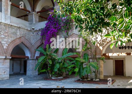 KUSADSI, TÜRKEI - 2. JUNI 2021: Dies ist der Innenhof des antiken Okuz Mehmed Pascha Caravanserai (17. Jahrhundert), derzeit ein Hotel und Souvenir Sho Stockfoto