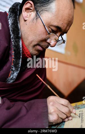 (140216) -- DARI, 15. Februar 2014 (Xinhua) -- Aang Jiancuo, Erbin der tibetischen Kalligraphie de ang Sazhi, praktiziert die tibetische Kalligraphie de ang Sazhi in einem Klassenzimmer im de ang Tempel im Bezirk Dari der tibetischen Autonomen Präfektur Golog, Provinz Qinghai im Nordwesten Chinas, 15. Februar 2014. Aang Jiancuo, 46, ist der Erbe der tibetischen Kalligraphie de ang Sazhi, die als nationales immaterielles Kulturerbe Chinas aufgeführt wurde. Der Erbe lernte die Kalligraphie im Alter von 12 Jahren selbst und folgte Bazhi, dem siebten Erben von de ang Sazhi Kalligraphie ab 27 Jahren. Curre Stockfoto
