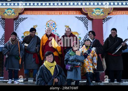(140216) -- DARI, 15. Februar 2014 (Xinhua) -- Aang Jiancuo (3. R, hinten), Erbe der tibetischen Kalligraphie de ang Sazhi, posiert Fotos mit seinen Studenten im de ang Tempel im Dari County der tibetischen Autonomen Präfektur Golog, Provinz Qinghai im Nordwesten Chinas, 15. Februar 2014. Aang Jiangcuo, 46, ist der Erbe der tibetischen Kalligraphie de ang Sazhi, die als nationales immaterielles Kulturerbe Chinas aufgeführt wurde. Der Erbe lernte die Kalligraphie im Alter von 12 Jahren selbst und folgte Bazhi, dem siebten Erben von de ang Sazhi Kalligraphie ab 27 Jahren. Derzeit die 46 Stockfoto