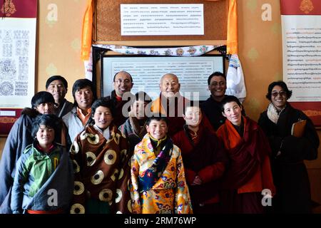 (140216) -- DARI, 15. Februar 2014 (Xinhua) -- Aang Jiancuo (2. L, hinten), Erbe der tibetischen Kalligraphie de ang Sazhi, posiert Fotos mit seinen Schülern in einem Klassenzimmer im de ang Tempel im Dari County der tibetischen Autonomen Präfektur Golog, Provinz Qinghai im Nordwesten Chinas, 15. Februar 2014. Aang Jiangcuo, 46, ist der Erbe der tibetischen Kalligraphie de ang Sazhi, die als nationales immaterielles Kulturerbe Chinas aufgeführt wurde. Der Erbe lernte die Kalligraphie im Alter von 12 Jahren selbst und folgte Bazhi, dem siebten Erben von de ang Sazhi Kalligraphie ab 27 Jahren. Cu Stockfoto