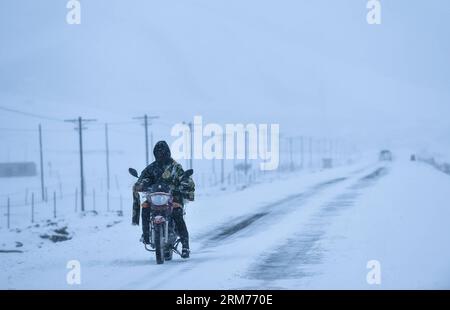 (140216) -- DARI, 16. Februar 2014 (Xinhua) -- Ein Mann fährt Ein Motorrad auf einer schneebedeckten Straße im Dari County der tibetischen Autonomen Präfektur Golog, nordwestchinesische Provinz Qinghai, 16. Februar 2014. Am Sonntag fiel in den meisten Teilen von Qinghai Schnee. (Xinhua/Wu Gang) (hdt) CHINA-QINGHAI-SNOWFALL (CN) PUBLICATIONxNOTxINxCHN 16. Februar 2014 XINHUA ein Mann fährt ein Motorrad AUF einer schneebedeckten Straße im County der tibetischen Autonomen Präfektur Golog im Nordwesten Chinas S Qinghai Provinz 16. Februar 2014 Schneefell in den meisten Teilen von Qinghai AM Sonntag XINHUA Winghai Beobachtung des Schneefalls China KN-BLICKATIONXNOT Stockfoto